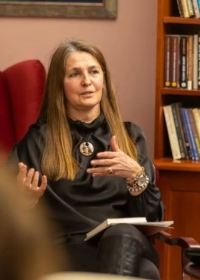 Laura Barna, „Frau Beta”